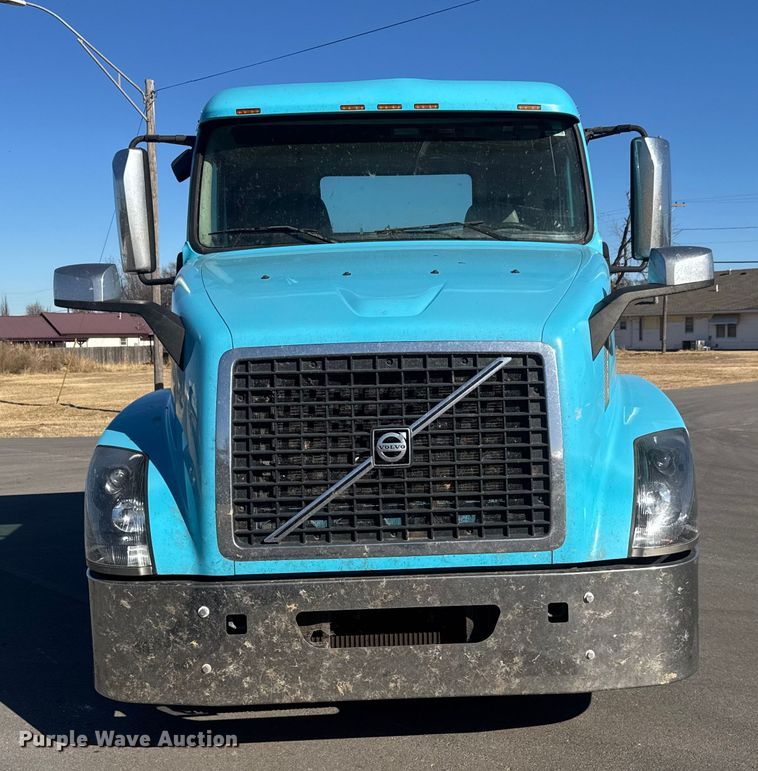image for item ET4122 2013 Volvo VNL semi truck