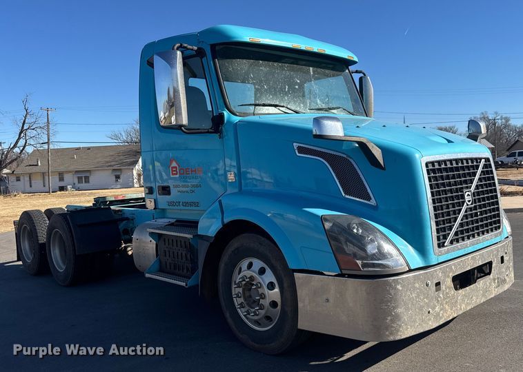 image for item ET4122 2013 Volvo VNL semi truck