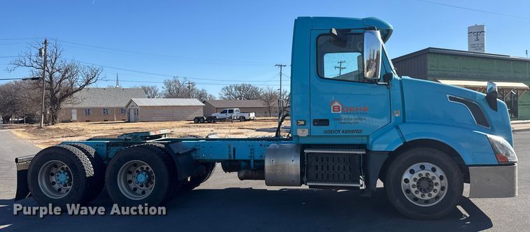 image for item ET4122 2013 Volvo VNL semi truck