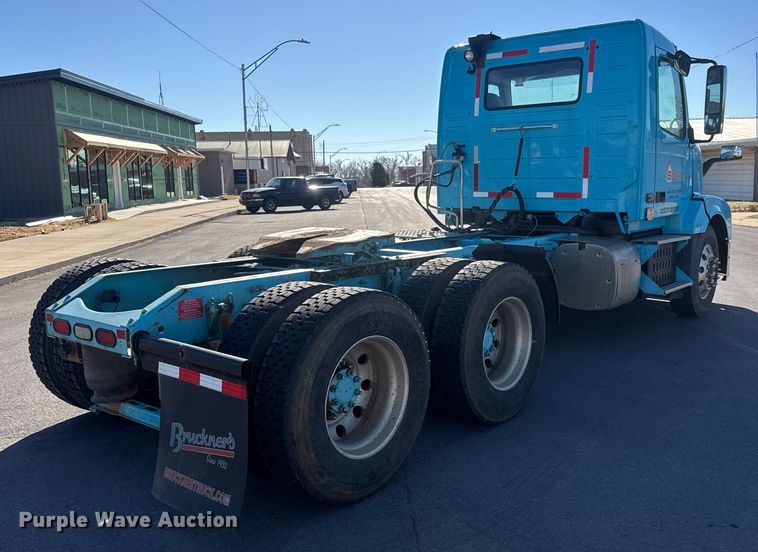 image for item ET4122 2013 Volvo VNL semi truck