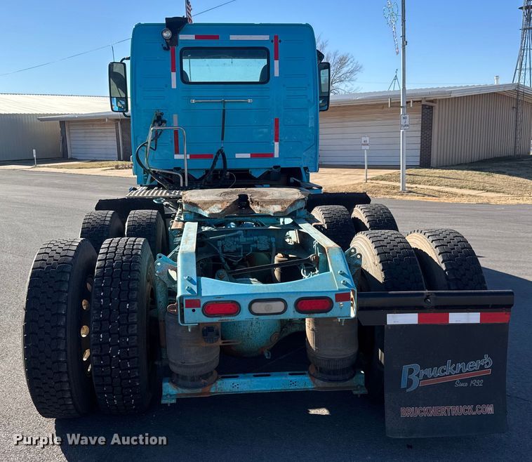 image for item ET4122 2013 Volvo VNL semi truck