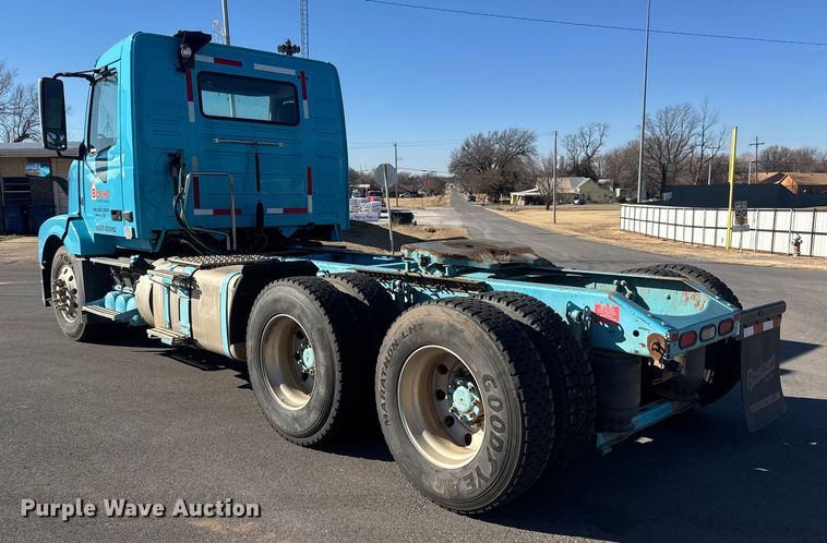 image for item ET4122 2013 Volvo VNL semi truck