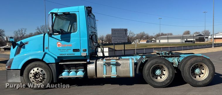 image for item ET4122 2013 Volvo VNL semi truck