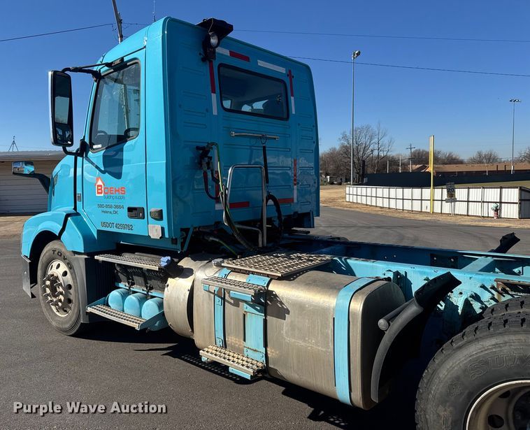 image for item ET4122 2013 Volvo VNL semi truck