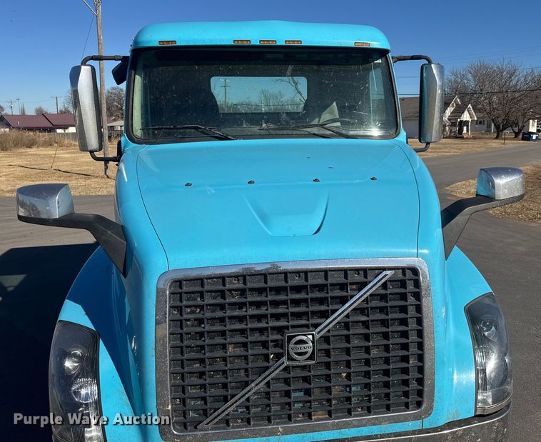 image for item ET4122 2013 Volvo VNL semi truck