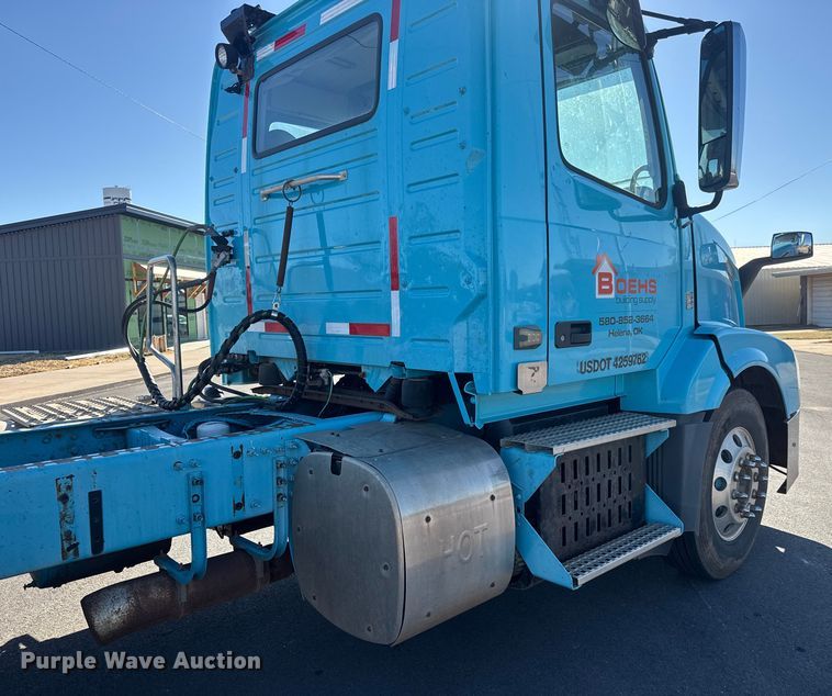 image for item ET4122 2013 Volvo VNL semi truck