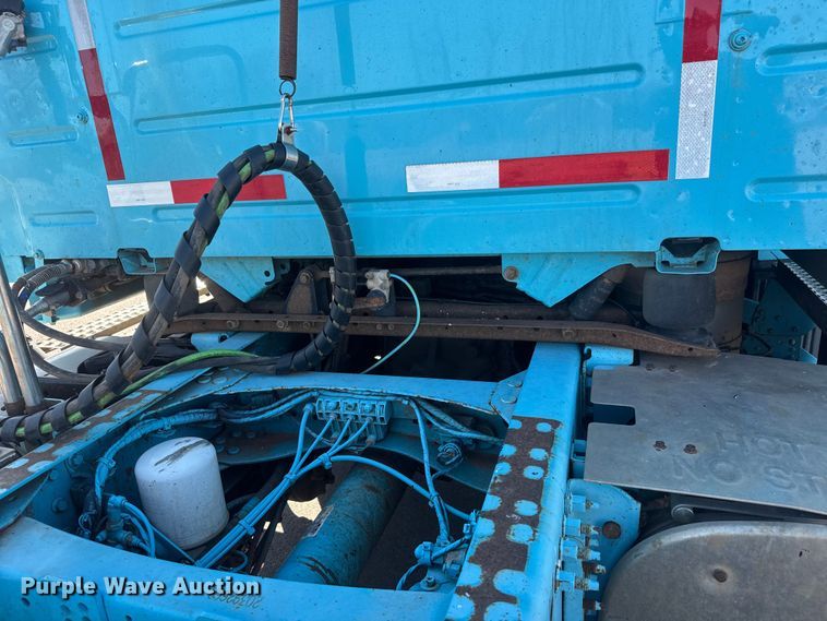 image for item ET4122 2013 Volvo VNL semi truck