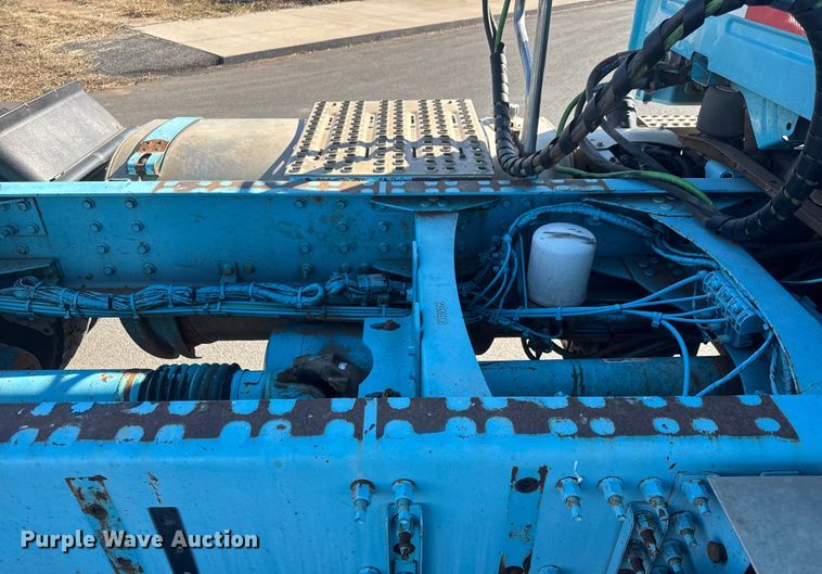 image for item ET4122 2013 Volvo VNL semi truck