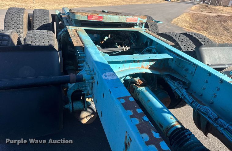 image for item ET4122 2013 Volvo VNL semi truck