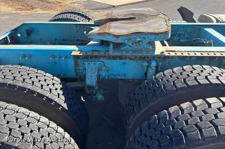 image for item ET4122 2013 Volvo VNL semi truck