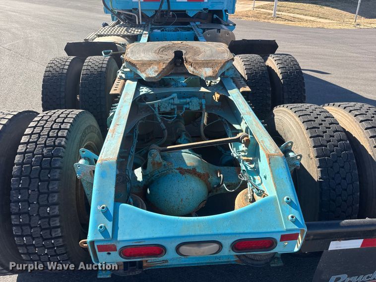 image for item ET4122 2013 Volvo VNL semi truck