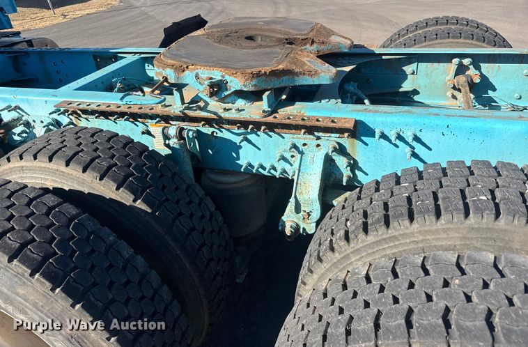 image for item ET4122 2013 Volvo VNL semi truck