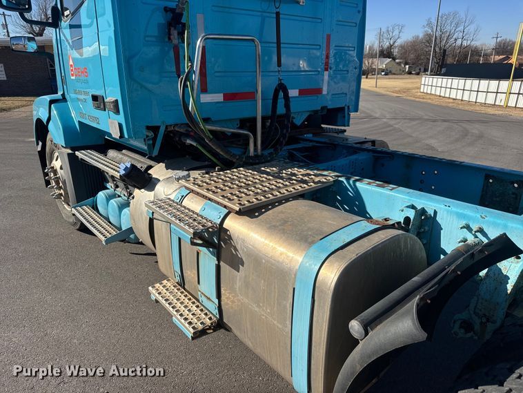 image for item ET4122 2013 Volvo VNL semi truck