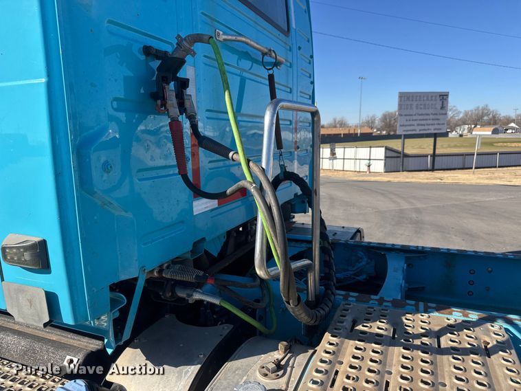 image for item ET4122 2013 Volvo VNL semi truck