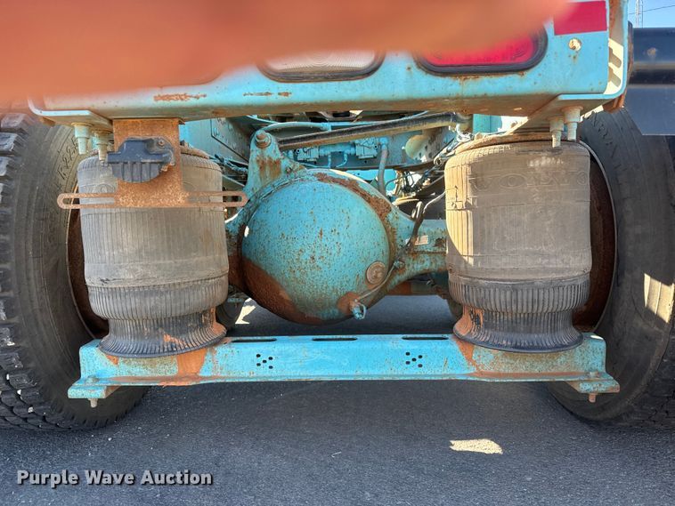 image for item ET4122 2013 Volvo VNL semi truck