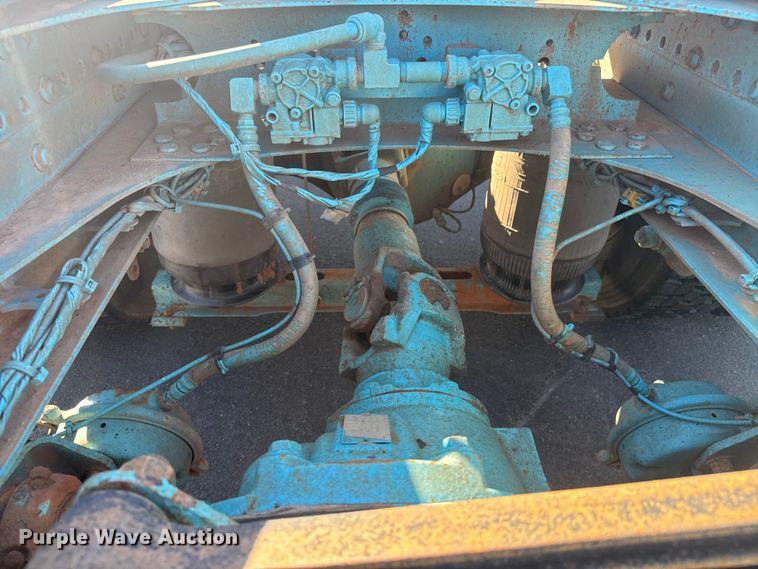 image for item ET4122 2013 Volvo VNL semi truck