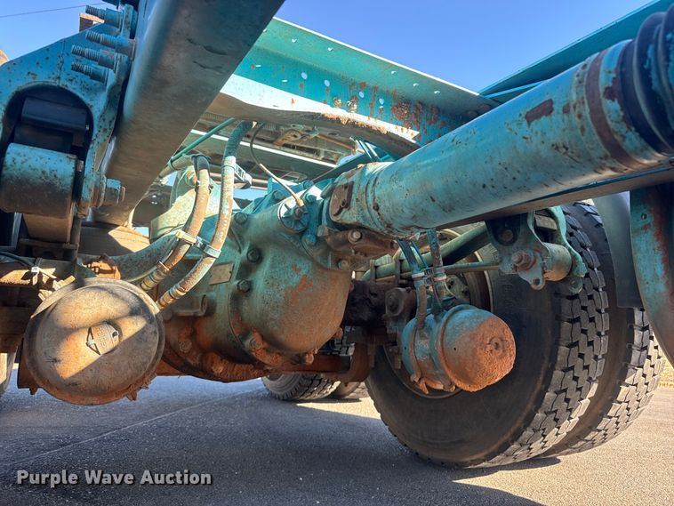 image for item ET4122 2013 Volvo VNL semi truck