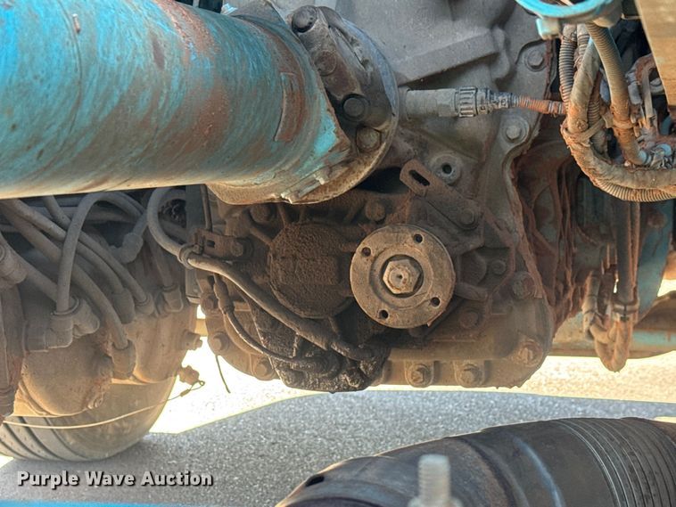 image for item ET4122 2013 Volvo VNL semi truck