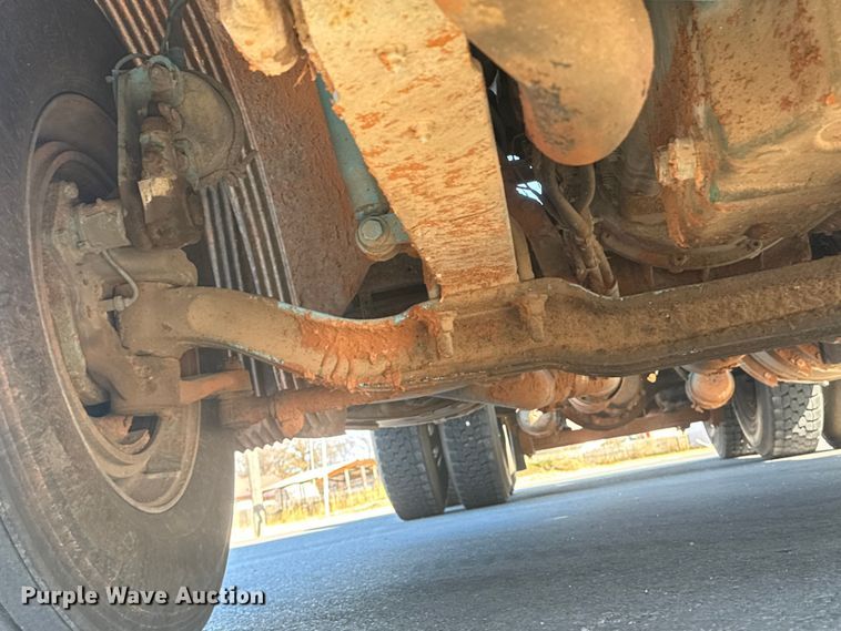 image for item ET4122 2013 Volvo VNL semi truck