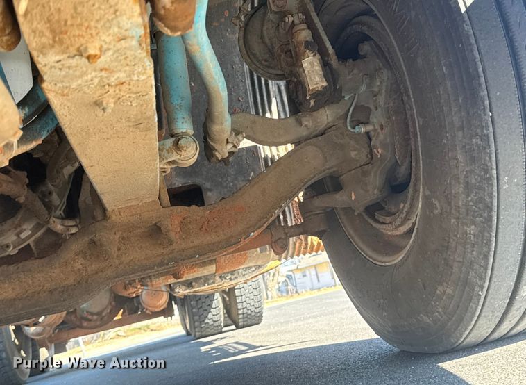 image for item ET4122 2013 Volvo VNL semi truck