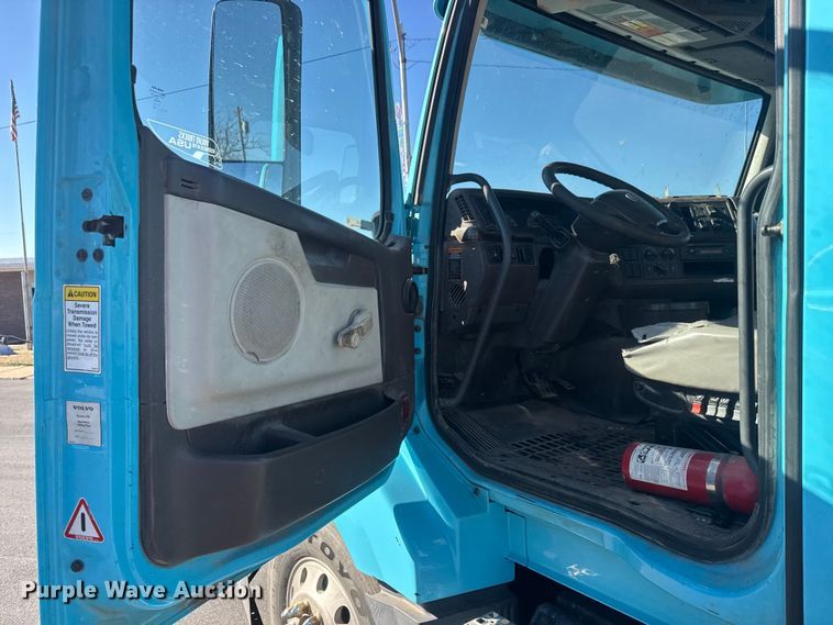 image for item ET4122 2013 Volvo VNL semi truck