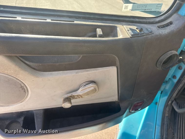 image for item ET4122 2013 Volvo VNL semi truck