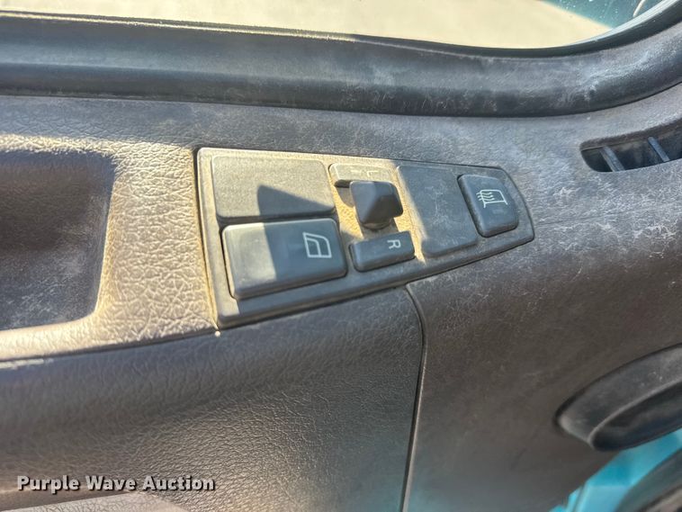 image for item ET4122 2013 Volvo VNL semi truck