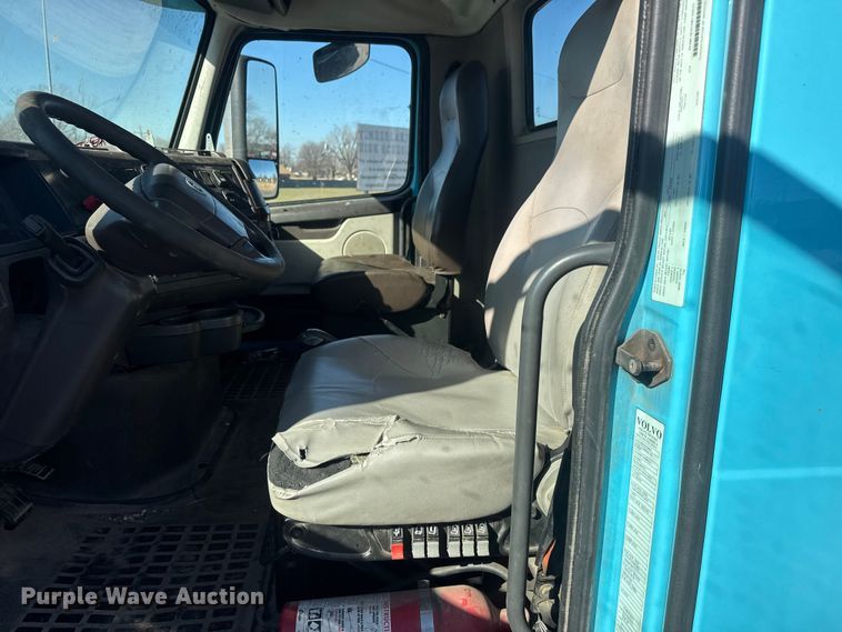 image for item ET4122 2013 Volvo VNL semi truck