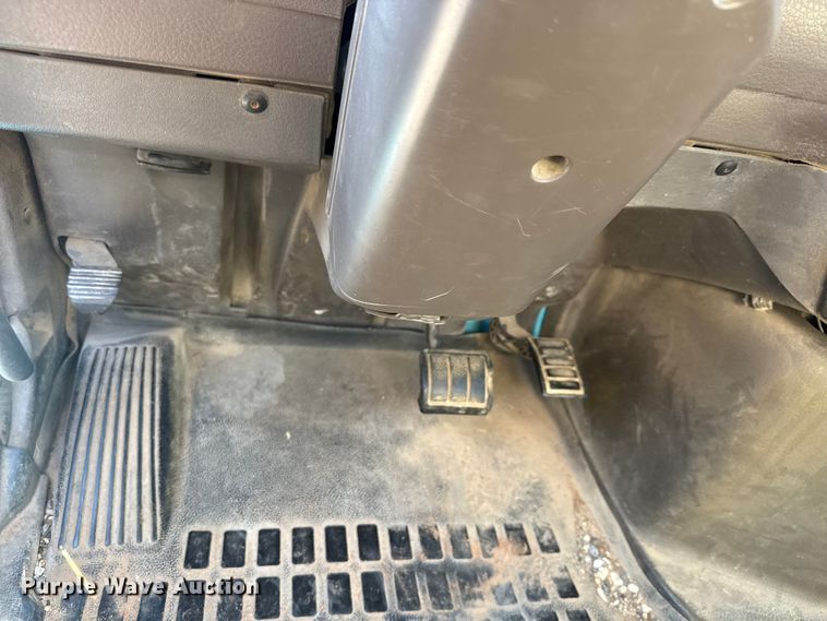 image for item ET4122 2013 Volvo VNL semi truck