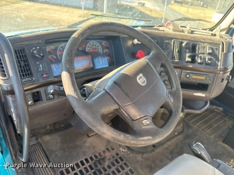 image for item ET4122 2013 Volvo VNL semi truck