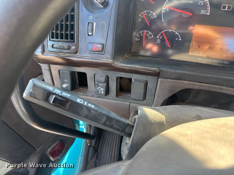 image for item ET4122 2013 Volvo VNL semi truck