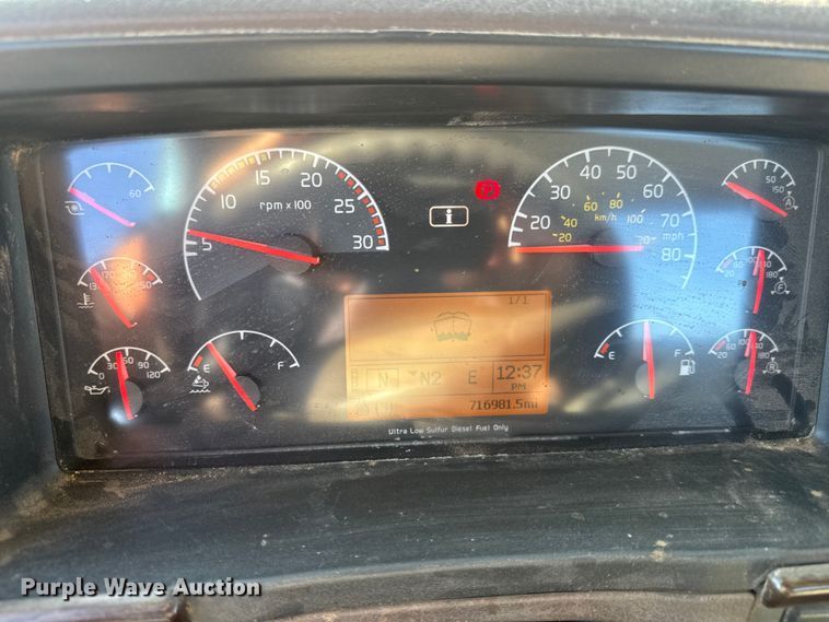 image for item ET4122 2013 Volvo VNL semi truck