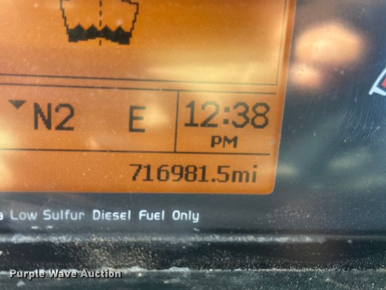 image for item ET4122 2013 Volvo VNL semi truck