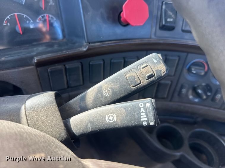 image for item ET4122 2013 Volvo VNL semi truck