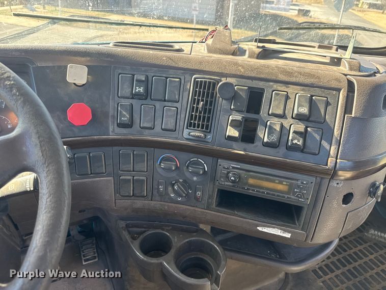 image for item ET4122 2013 Volvo VNL semi truck