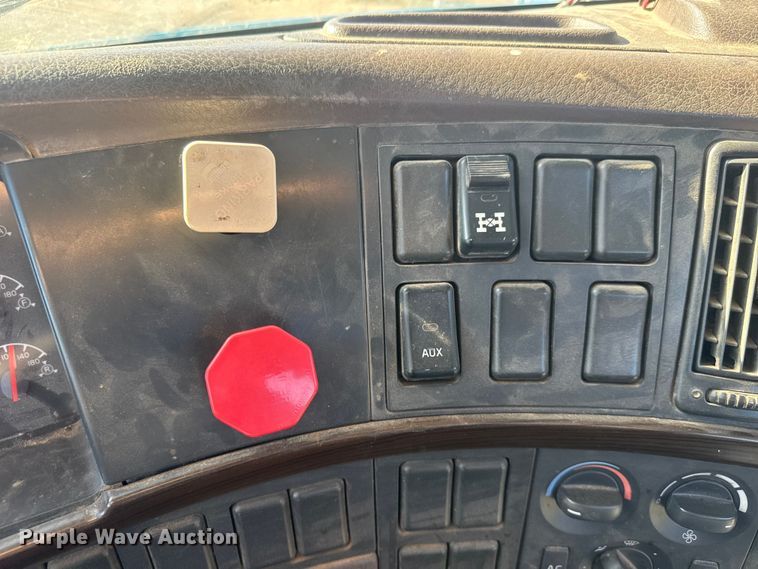 image for item ET4122 2013 Volvo VNL semi truck