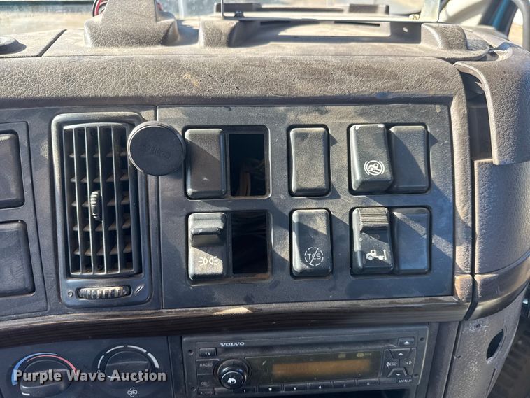 image for item ET4122 2013 Volvo VNL semi truck