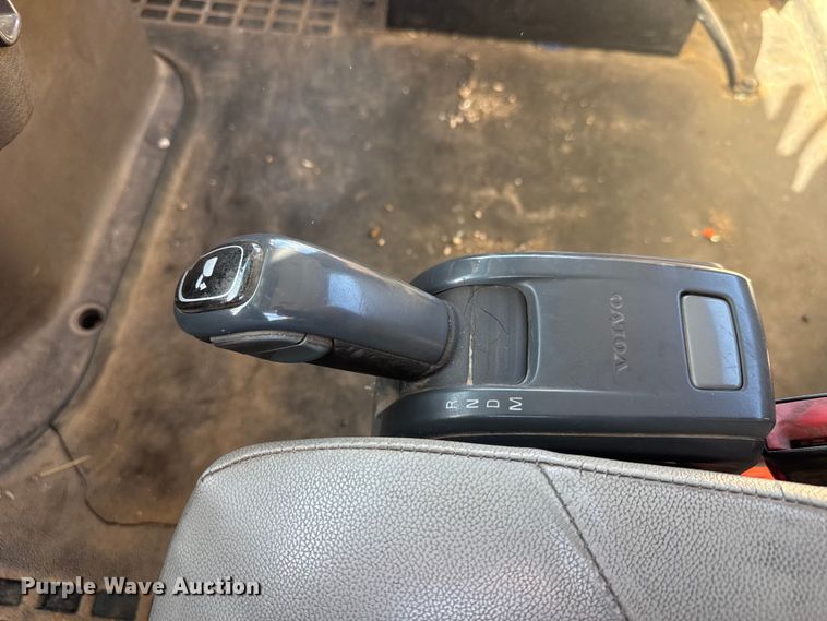 image for item ET4122 2013 Volvo VNL semi truck