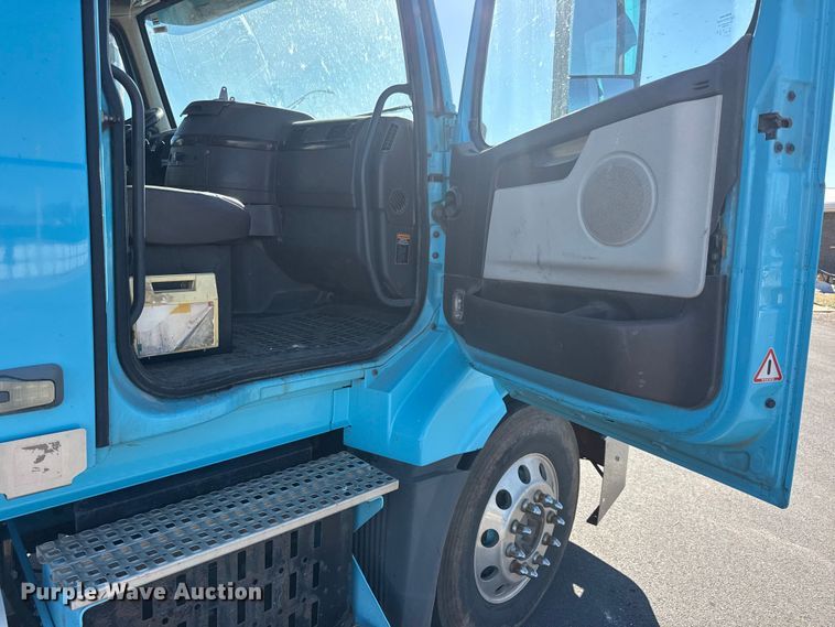 image for item ET4122 2013 Volvo VNL semi truck