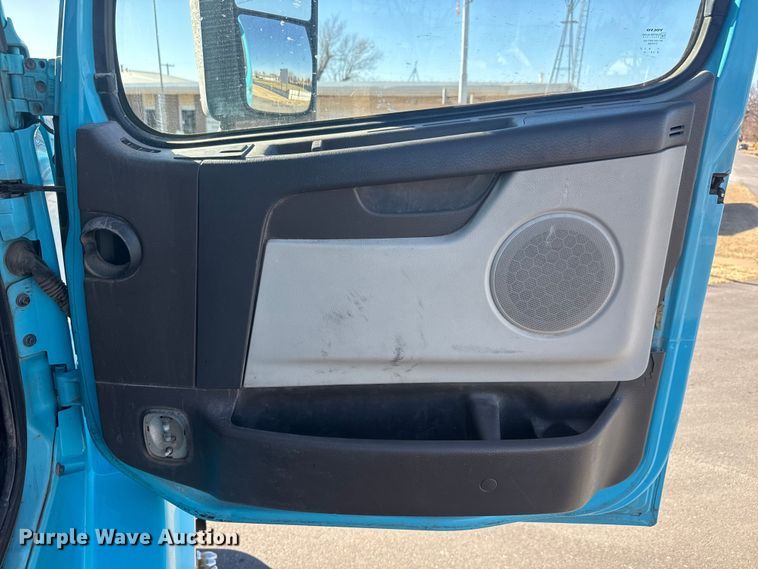 image for item ET4122 2013 Volvo VNL semi truck