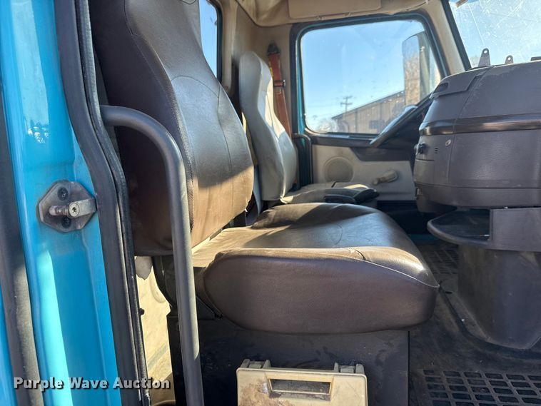 image for item ET4122 2013 Volvo VNL semi truck