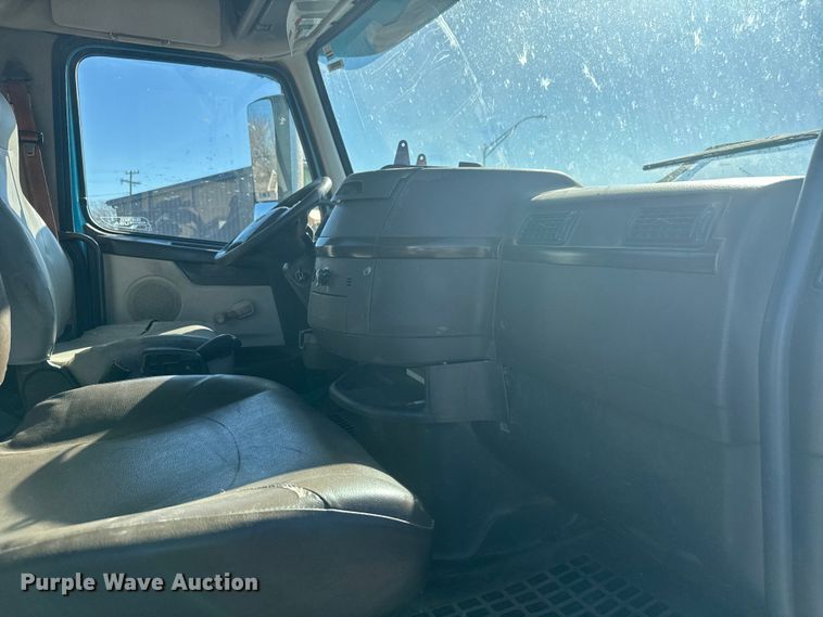 image for item ET4122 2013 Volvo VNL semi truck