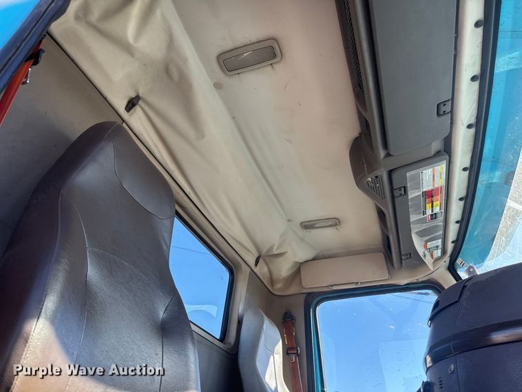 image for item ET4122 2013 Volvo VNL semi truck