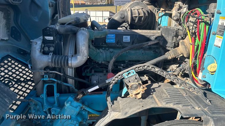 image for item ET4122 2013 Volvo VNL semi truck