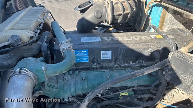 image for item ET4122 2013 Volvo VNL semi truck