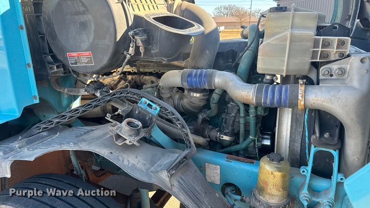 image for item ET4122 2013 Volvo VNL semi truck