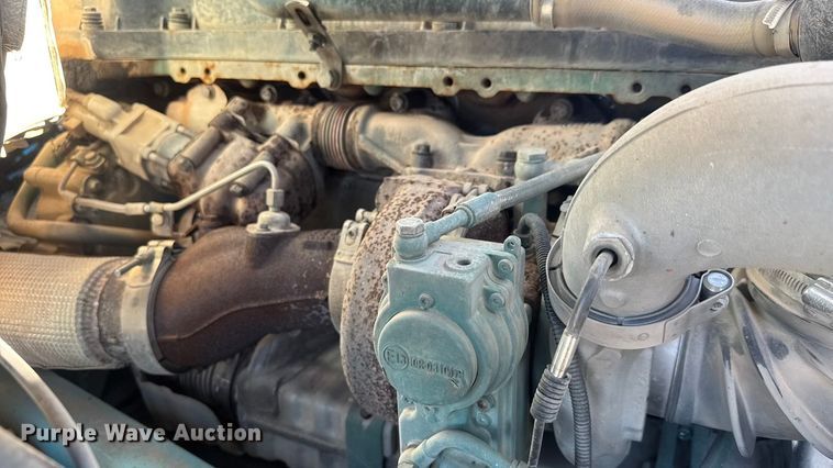 image for item ET4122 2013 Volvo VNL semi truck