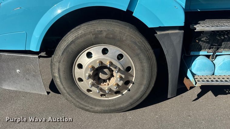 image for item ET4122 2013 Volvo VNL semi truck