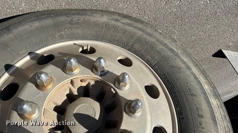 image for item ET4122 2013 Volvo VNL semi truck