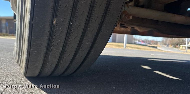 image for item ET4122 2013 Volvo VNL semi truck